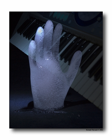 Main de glace.jpg - Défi-photo: La glace. La main de glace et le clavier fusionnés à l'aide de Photoshop.